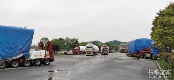 货车进入服务区不减速侧翻 司机很懊悔