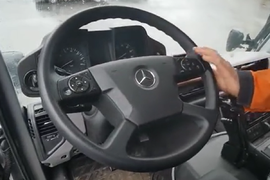 左舵变右舵只需简单三步 这台乌尼莫克有点意思！