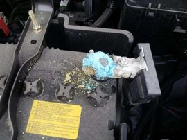 电瓶桩头上的白绿色粉末是什么东西?它是怎么形成的?