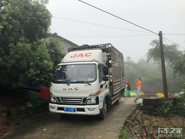 从养殖场到屠宰场，路程虽然很短，但活禽运输却没那么容易