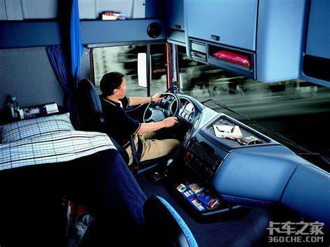 这是达夫卡车25年前的驾驶室，至今还在使用，舒适度真的没话说