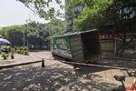 成都一路面发生塌陷 货车车轮陷入被困