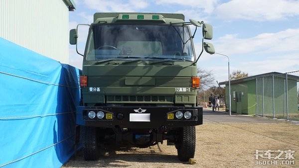 ******载重32吨 带你看五十铃6X6重型卡车