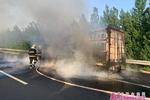 刹车过热引发明火 高速路上货车