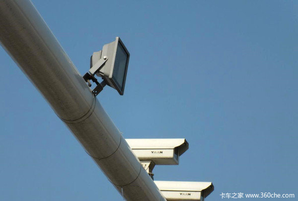 聚焦两会：政协委员王先进建议开车打电话扣6分罚款200-2000元