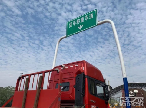 排队数小时难上高速 恢复收费咋这么堵