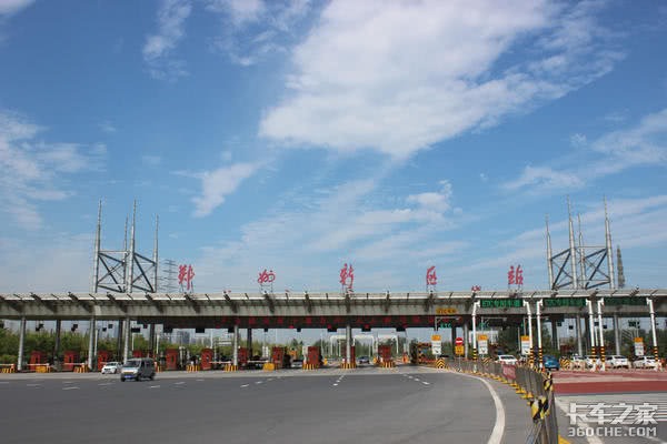 高速恢复收费后 之前的乱象解决了吗？