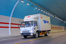 江铃轻卡品质万里行(8)：4000m海拔突遭封路 蓝鲸原厂货厢又有何亮点