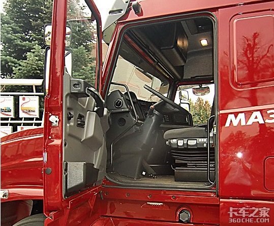 600马力V8发动机,8气囊悬挂,战斗民族的长头卡车配置很狂野