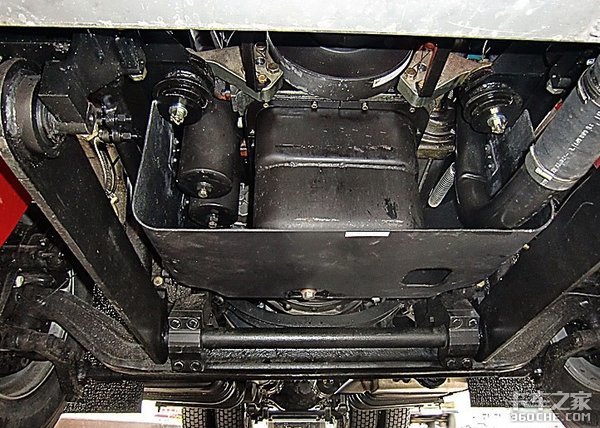 600马力V8发动机,8气囊悬挂,战斗民族的长头卡车配置很狂野