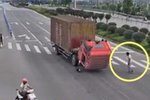 货车急刹车头90°翻折 网友:给您鞠躬啦