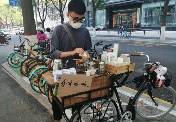 后浪们，城管喊你去摆地摊！