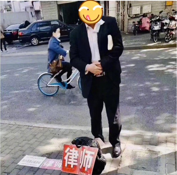 后浪们，城管喊你去摆地摊！