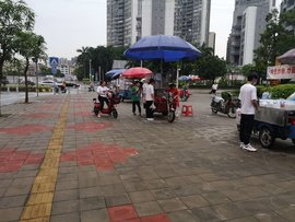 还在用僵尸车、三轮车摆摊?时代不同了,带你看看真正的地摊神车