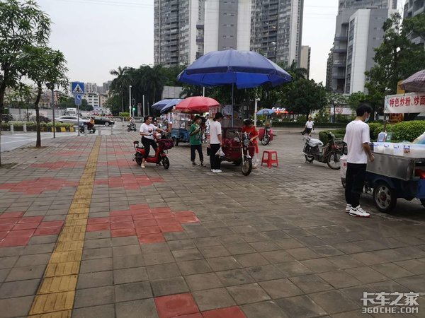 还在用僵尸车、三轮车摆摊？时代不同了，带你看看真正的地摊神车