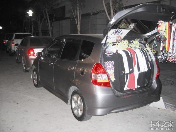 还在用僵尸车、三轮车摆摊？时代不同了，带你看看真正的地摊神车