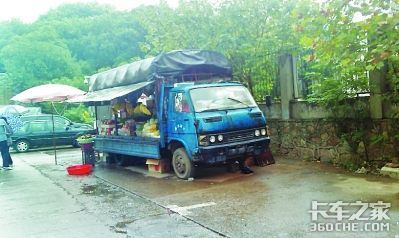 还在用僵尸车、三轮车摆摊？时代不同了，带你看看真正的地摊神车