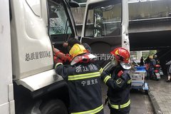 ���Ժ�������ä�ŵ���һͷײ�����޸߼�