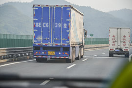 安全讲堂15:错过出口任性变道 谁给你的权利?