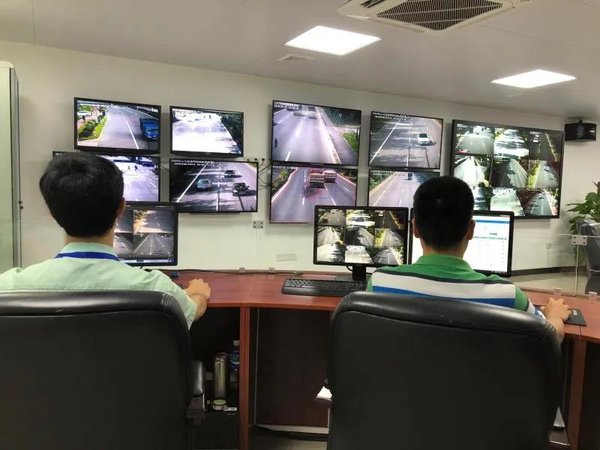 技术人员实时监控动态画面，对抓拍证据进行审核