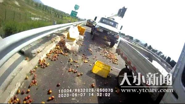 交警清理侧翻货车 没想到逮个无证驾驶