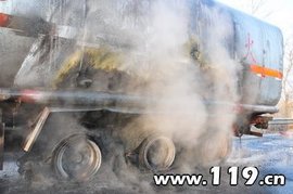 高速29吨油罐车起火