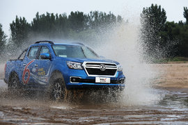 163马力柴油动力 匹配ZF 8AT变速箱 开着皮卡撒了一把野