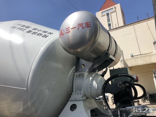 三一C8 8x4搅拌车：搭载日野发动机，轻量化设计，内外兼修