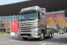 老司机选车(26)：配有主被动安全配置的高端牵引车该咋选