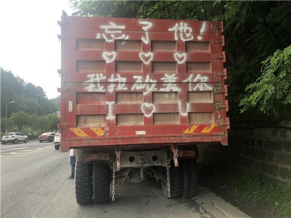 �����ڳ����ϸ��ձ���Ů��&nbsp;����������