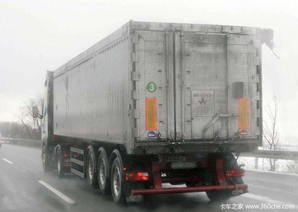 雨天行车如何确保安全？看看老司机是怎么做的