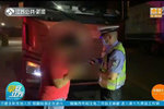货车高速上蛇形走位 交警:困了就下去