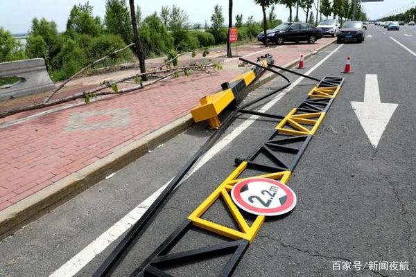 货车夜闯禁行路 撞倒限高杆 要赔十几万