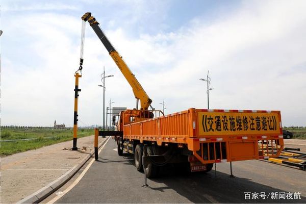货车夜闯禁行路 撞倒限高杆 要赔十几万