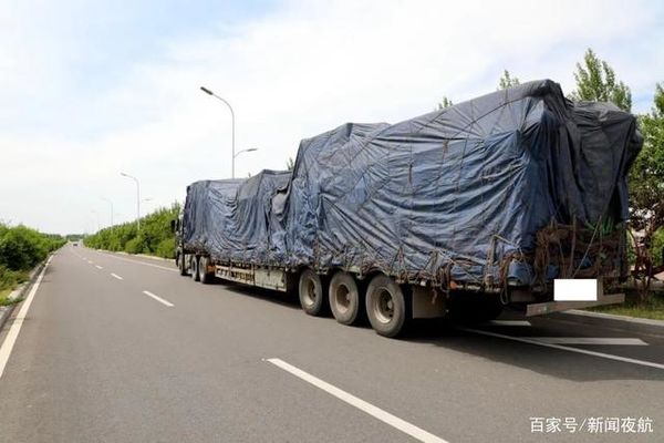 货车夜闯禁行路 撞倒限高杆 要赔十几万