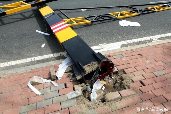 货车夜闯禁行路 撞倒限高杆 要赔十几万