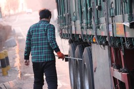 卡车司机被逼无奈愤怒出手？ 再难结也别动手 动手就是输了！