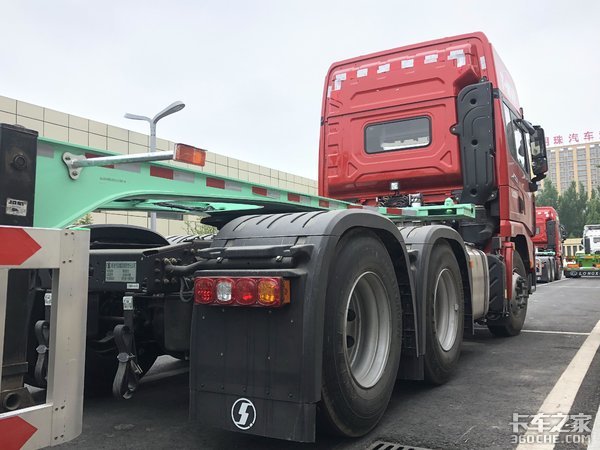 陕汽德龙X3000牵引车+新国标半挂车，这配置运输危化品够安全吗？