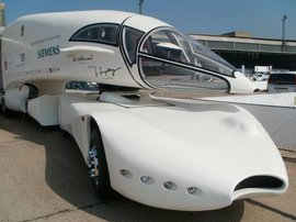 这款卡车很奇特,底盘和驾驶室竟然是分开的,还能给电动车充电