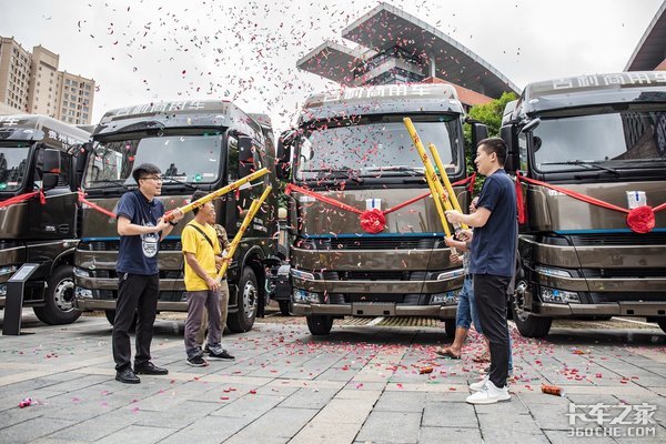 开启新篇章 吉利远程交付10台LNG牵引车