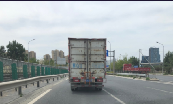 网友举报货车遮挡号牌 交警：12分安排
