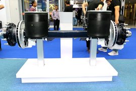 单轴只有460kg 可靠性还很高 BPW这款车桥真不错