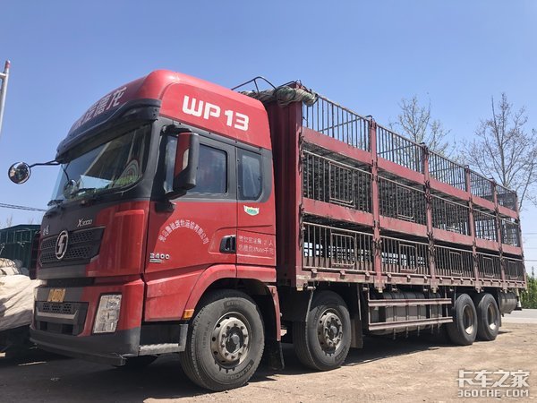 8X4载货车为啥配500马力发动机?卡车司机:因为拉的货很特殊