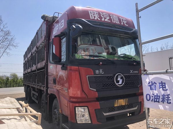 8X4载货车为啥配500马力发动机?卡车司机:因为拉的货很特殊