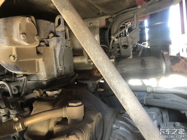 8X4载货车为啥配500马力发动机?卡车司机:因为拉的货很特殊