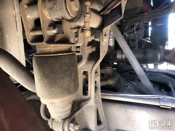 8X4载货车为啥配500马力发动机?卡车司机:因为拉的货很特殊