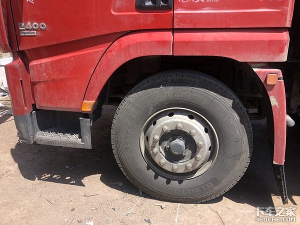 8X4载货车为啥配500马力发动机?卡车司机:因为拉的货很特殊