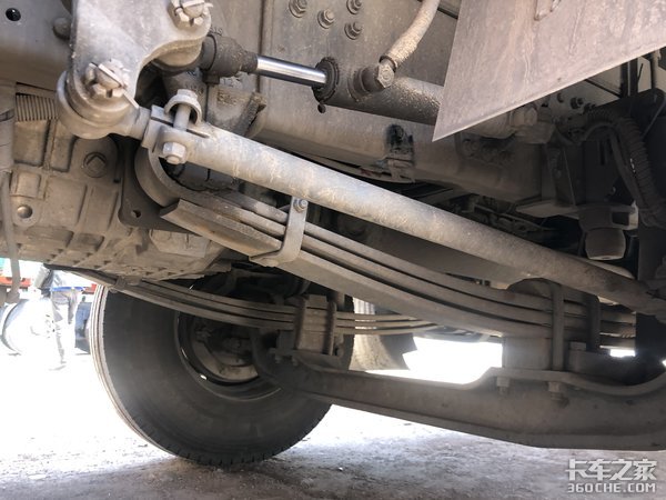 8X4载货车为啥配500马力发动机?卡车司机:因为拉的货很特殊