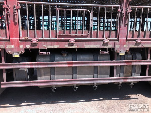 8X4载货车为啥配500马力发动机?卡车司机:因为拉的货很特殊