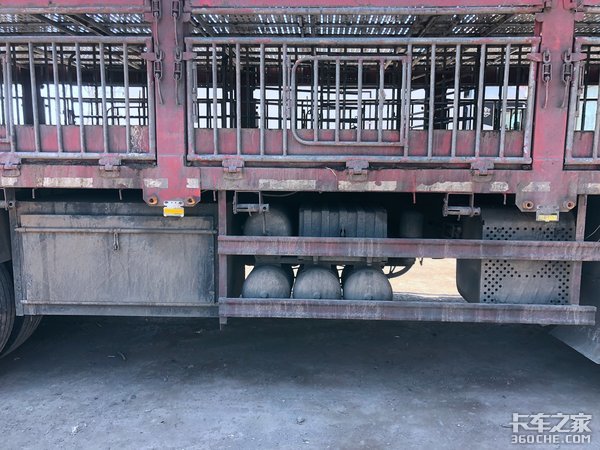 8X4载货车为啥配500马力发动机?卡车司机:因为拉的货很特殊